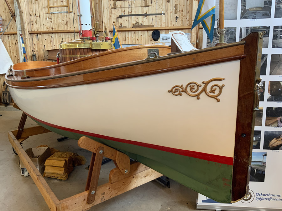 En av båtarna i museet, Spiggen, vedeldad ångpanna